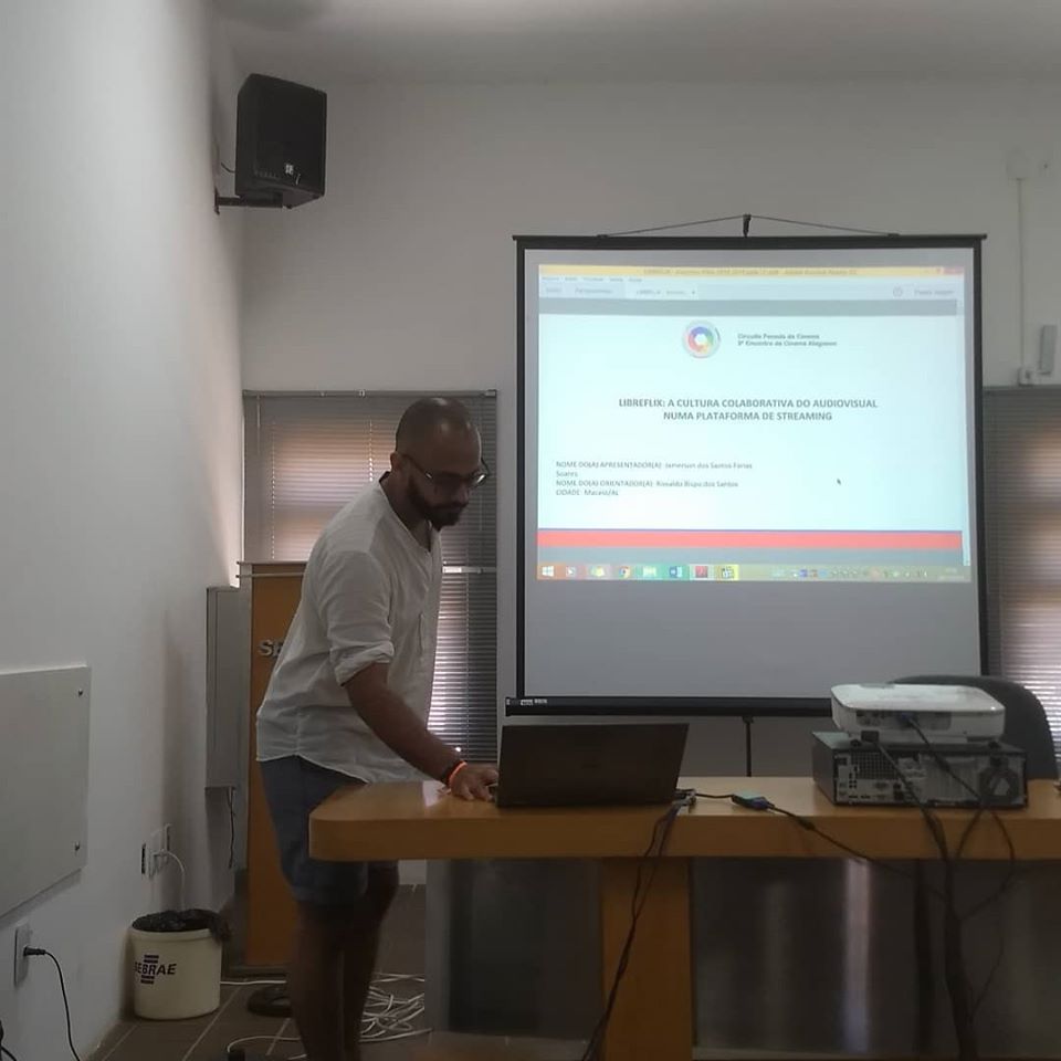 Jamerson Soares apresentando seu artigo